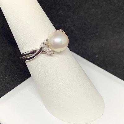 LOT:50: 10K Gold and Peal Ring with Diamonds Size 7- 2.53g