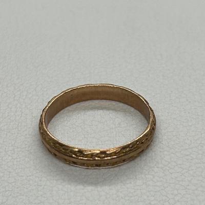LOT 84: Child Size 10 KT Gold Ring: Sz. 1, Tw.77gr