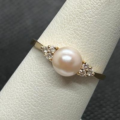 LOT 98: Gold 10k Pearl & Diamond Ring: Tw. 2g, Sz 6.5