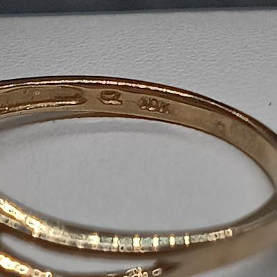 LOT 103: Yellow Gold Ring with Peridot-Tone Gem:10K: Sz 7: Tw 1.81gr