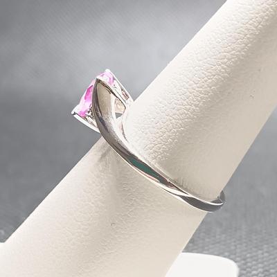 LOT 104: White Gold Ring with Pink Heart Gem, 10K SR: Sz 7: Tw 2.24gr