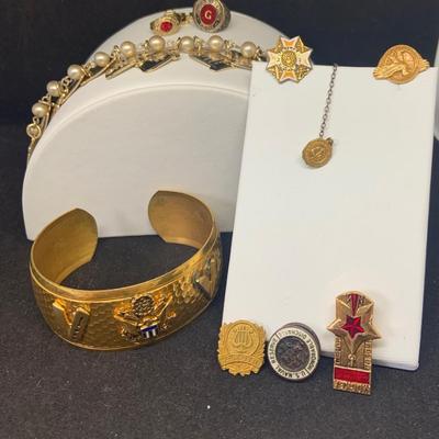 LOT:114: Vintage Pins, Charms and Bracelets: US Naval Reserve, VFW Auxiliary, Class Ring Charms