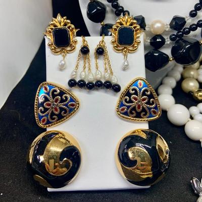 LOT:115: Vintage Black and Gold Fashon Jewelry - Clip-on Earrings, Pins and Necklaces