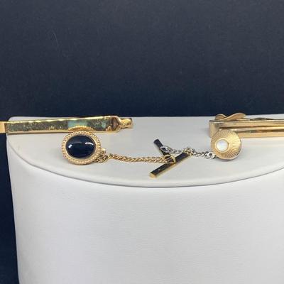 LOT:116: Collection of Vintage Mens Jewelry Accesory, Tie Bars and Pins Cufflinks by Avon and More
