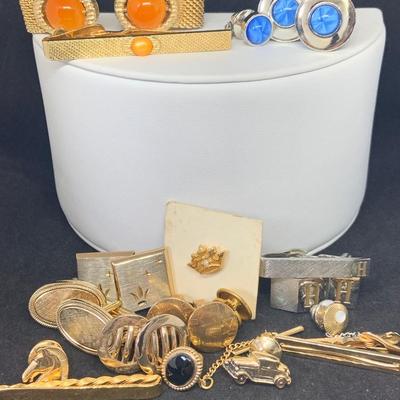 LOT:116: Collection of Vintage Mens Jewelry Accesory, Tie Bars and Pins Cufflinks by Avon and More