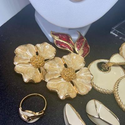 LOT:119: Vinage Avon White and Gold Jewelry Collecton of Earrings, Necklace, Ring and More