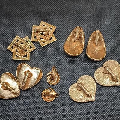 LOT 136: A Vintage Collection of 15 Sets of Gold-Tone Clip-Ons