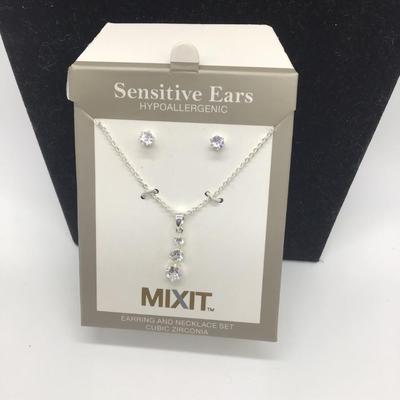 Mixit earrings and necklace set