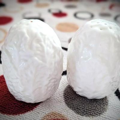 Coalport Countryware Salt and pepper shakers white cabbage leaf - Bone china