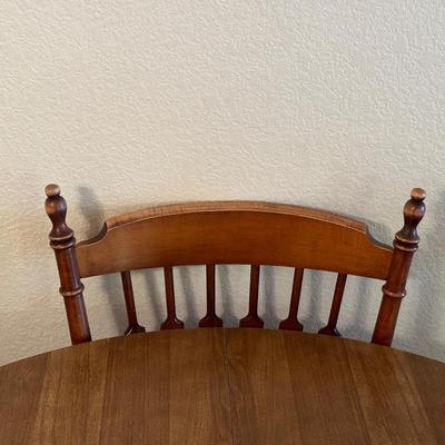 ROUND TABLE WITH FORMICA STYLE TOP, 4 CHAIRS & 2 LEAVES