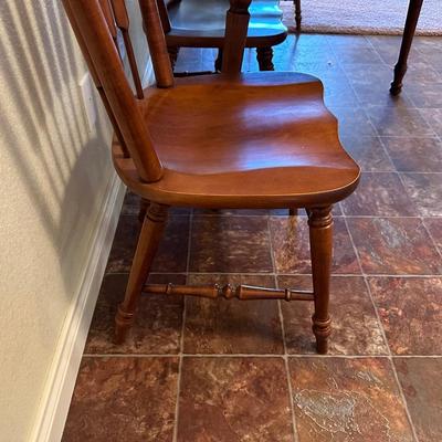 ROUND TABLE WITH FORMICA STYLE TOP, 4 CHAIRS & 2 LEAVES