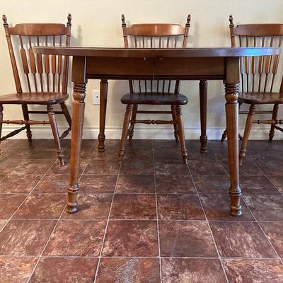 ROUND TABLE WITH FORMICA STYLE TOP, 4 CHAIRS & 2 LEAVES