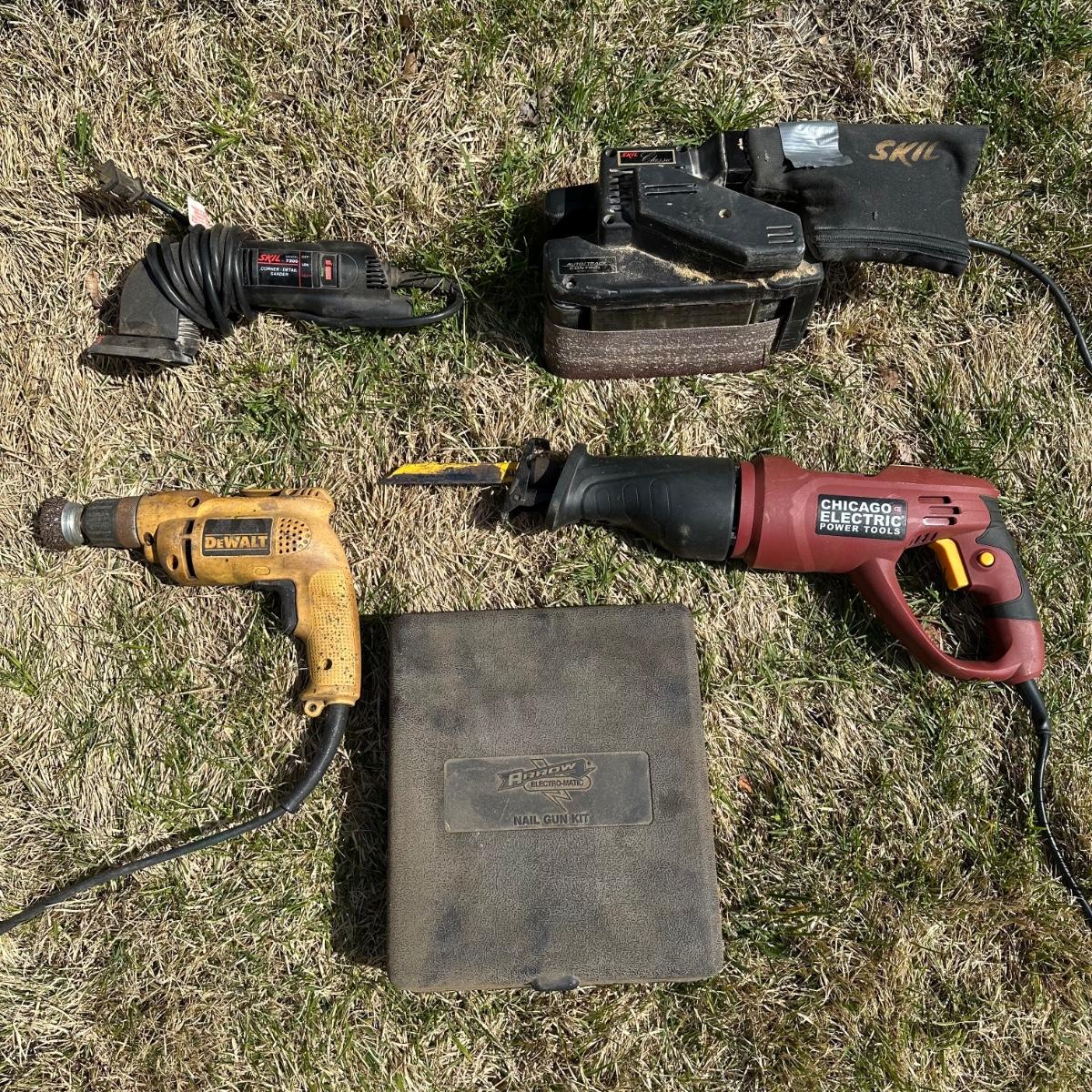 LOT 215G Power Tools DeWalt D21008, Skil Belt Sander 7313
