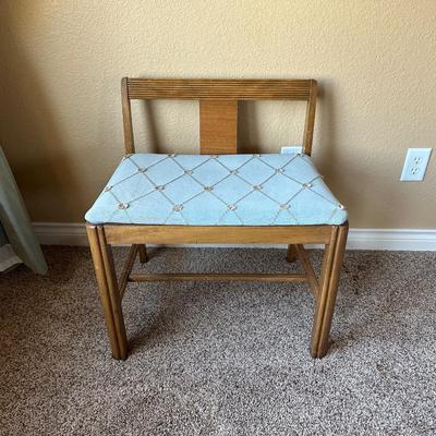 VANITY CHAIR AND 2 PILLOWS