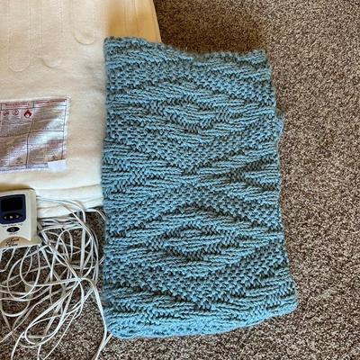 TOUCH OF CLASS QUEEN SIZE HEATING BLANKET AND TEAL KNIT AFGHAN THROW