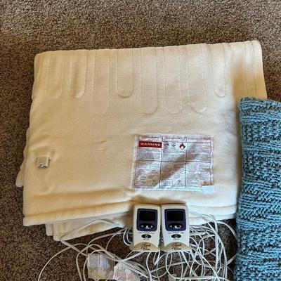 TOUCH OF CLASS QUEEN SIZE HEATING BLANKET AND TEAL KNIT AFGHAN THROW