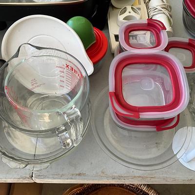 G288 Large Lot of Pyrex Dishes Measuring Cups