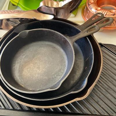 G289 Lodge Cast Iron Pans & Cutting Boards