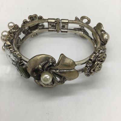 Vintage style magnetic close bracelet