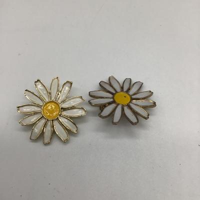 Daisy flowers pin