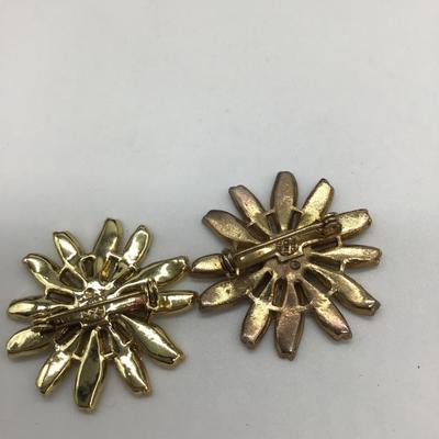 Daisy flowers pin