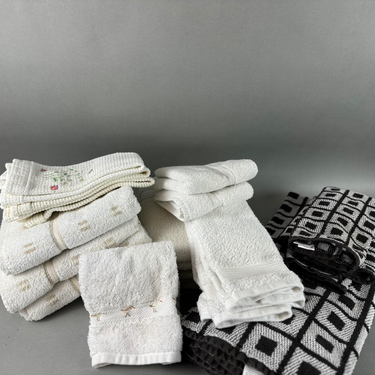 BB357 Black & White Check Towel Lot | EstateSales.org