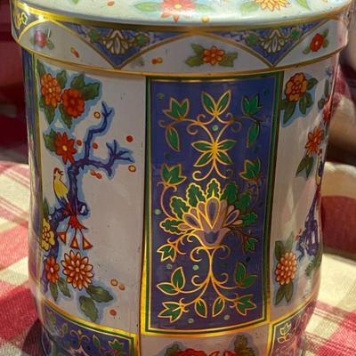 Lot of Assorted Vintage Tea Tins