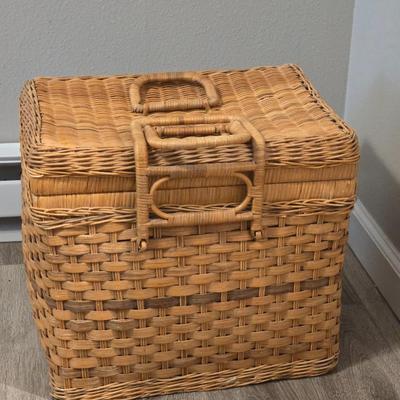 Large Vintage Picnic Basket with 2 Plates and Plastic Flatware