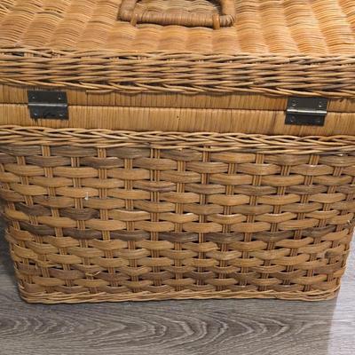 Large Vintage Picnic Basket with 2 Plates and Plastic Flatware