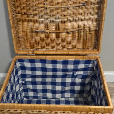 Large Vintage Picnic Basket with 2 Plates and Plastic Flatware