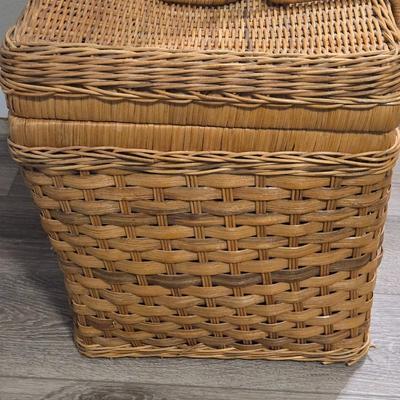 Large Vintage Picnic Basket with 2 Plates and Plastic Flatware