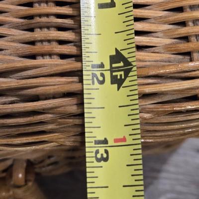 Large Vintage Picnic Basket with 2 Plates and Plastic Flatware