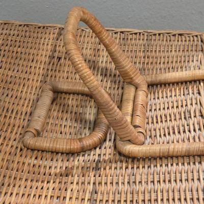 Large Vintage Picnic Basket with 2 Plates and Plastic Flatware