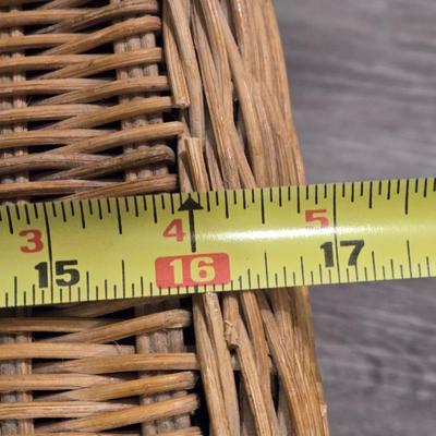 Large Vintage Picnic Basket with 2 Plates and Plastic Flatware