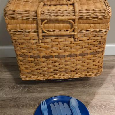 Large Vintage Picnic Basket with 2 Plates and Plastic Flatware