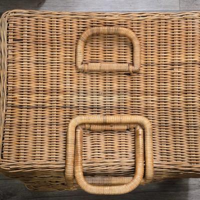 Large Vintage Picnic Basket with 2 Plates and Plastic Flatware