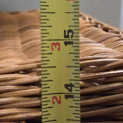 Large Vintage Picnic Basket with 2 Plates and Plastic Flatware