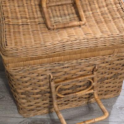 Large Vintage Picnic Basket with 2 Plates and Plastic Flatware