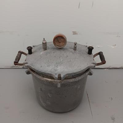 VINTAGE PEERLESS 12 PRESSURE COOKER
