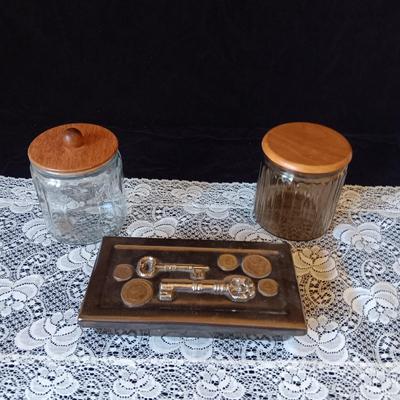 CERAMIC BOX WITH FOREIGN COINS AND 2 WOOD LIDDED JARS