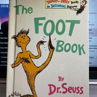 The Foot Book by Dr Seuss Beginners Book in Good Pre-Owned Condition.