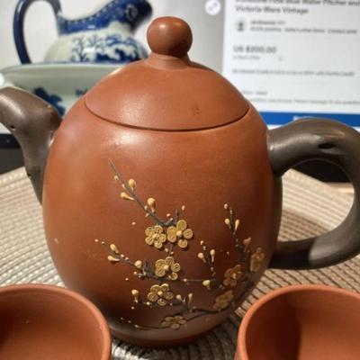 Vintage Chinese Yixing Clay Teapot w/2 Cups in VG Preowned Condition.