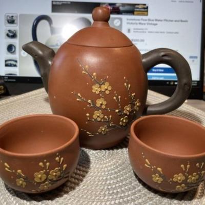 Vintage Chinese Yixing Clay Teapot w/2 Cups in VG Preowned Condition.