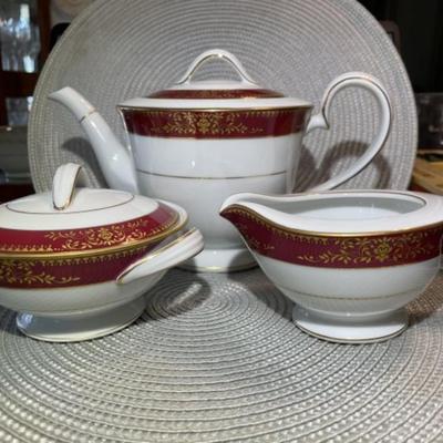 Vintage 3-Piece Noritake Goldmere Pattern Tea Pot, Sugar, & Creamer in Pristine Preowned Condition. (Teapot is 10