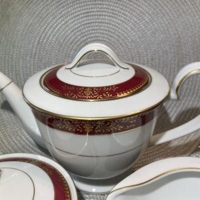 Vintage 3-Piece Noritake Goldmere Pattern Tea Pot, Sugar, & Creamer in Pristine Preowned Condition. (Teapot is 10