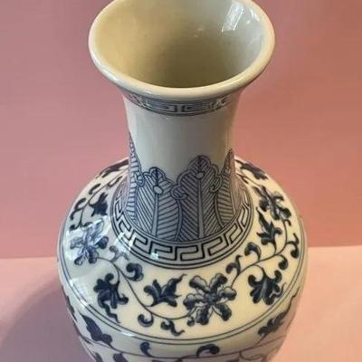 Vintage Chinese Peony Vase 6-Charater Marking w/Double Circles 8