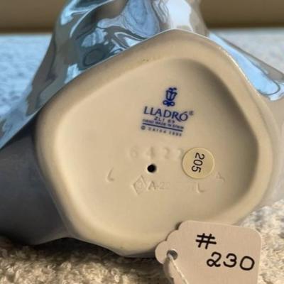 Lladro #6422 My Chubby Kitten Figurine 7.75" Tall in VG Preowned Condition. No Original Box.