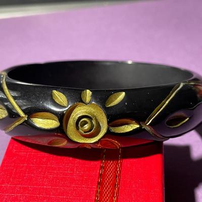 Vintage Mid-Century Nicely Carved Black/Gold Lucite 3/4" Wide Bangle Bracelet in VG Preowned Condition.