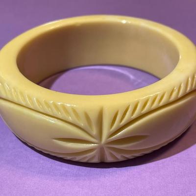 Vintage Lucite/Resin Fashion Bangle Bracelet 1" Wide Standard Size 7" Wrist in VG Preowned Condition.