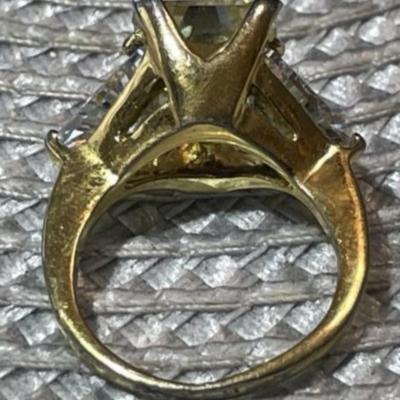 Vintage Gold-toned 3-Stone Fashion Cocktail Ring Size-7 in Good Preowned Condition.